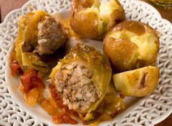 stuffed cabbage with tomato and apple 